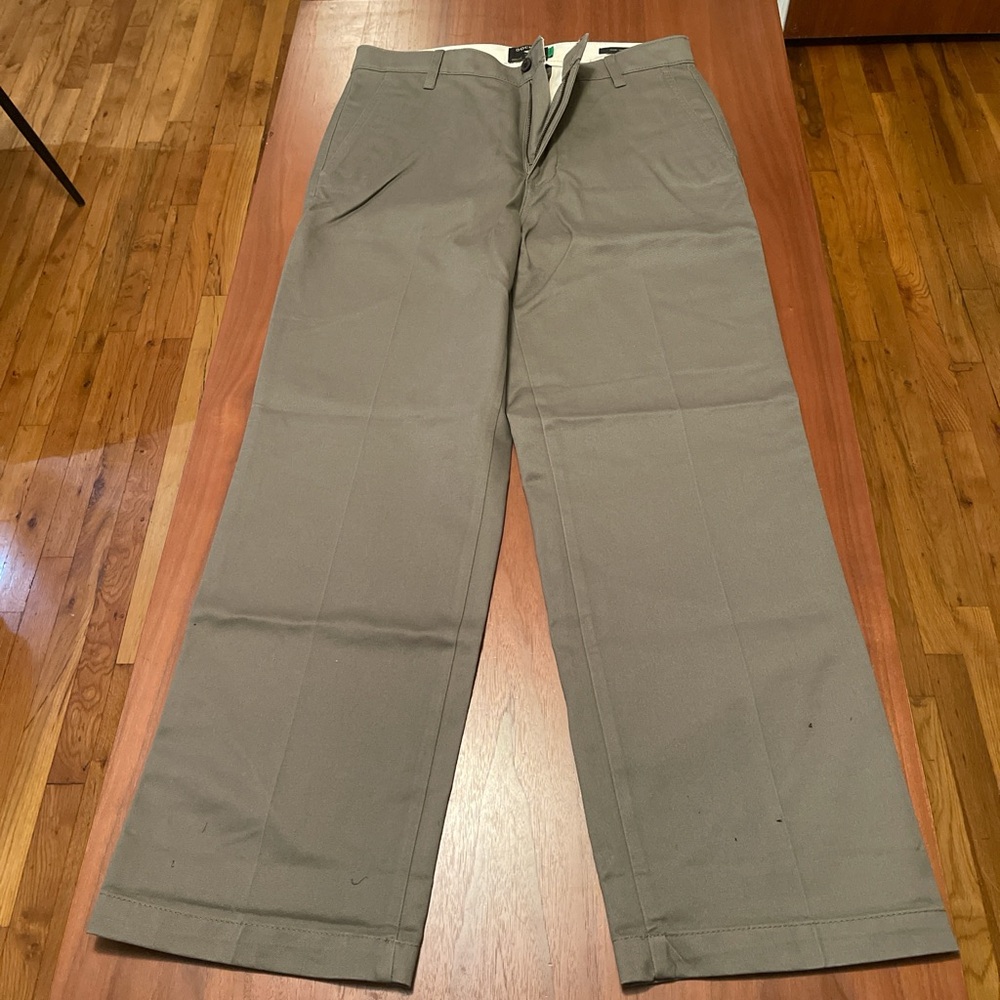 Men's Dockers Cropped Khakis in Sage Green, Relaxed Fit, Size 31